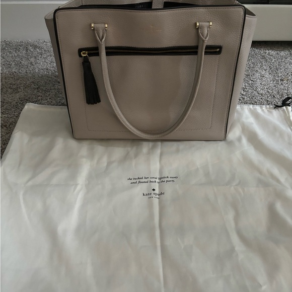 Kate Spade Handbag 👜 Tan exterior, black tassel accent, gold colored hardware. - Picture 2 of 5